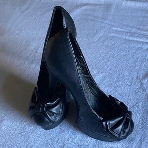 Dollhouse Black platform (1.5”) w/ 4” heel, round toe w/ bow.   Size 7